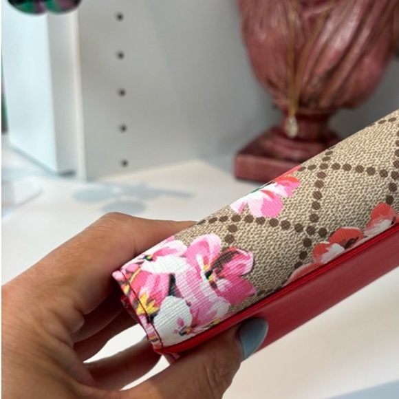 #134 - Betsey Johnson Red and Cream Quilted Floral Wristlet - Picture 3 of 5